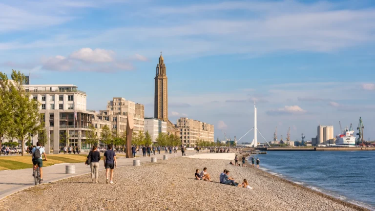Vue panoramique du Havre entre centre-ville, front de mer, plage de galets et port.